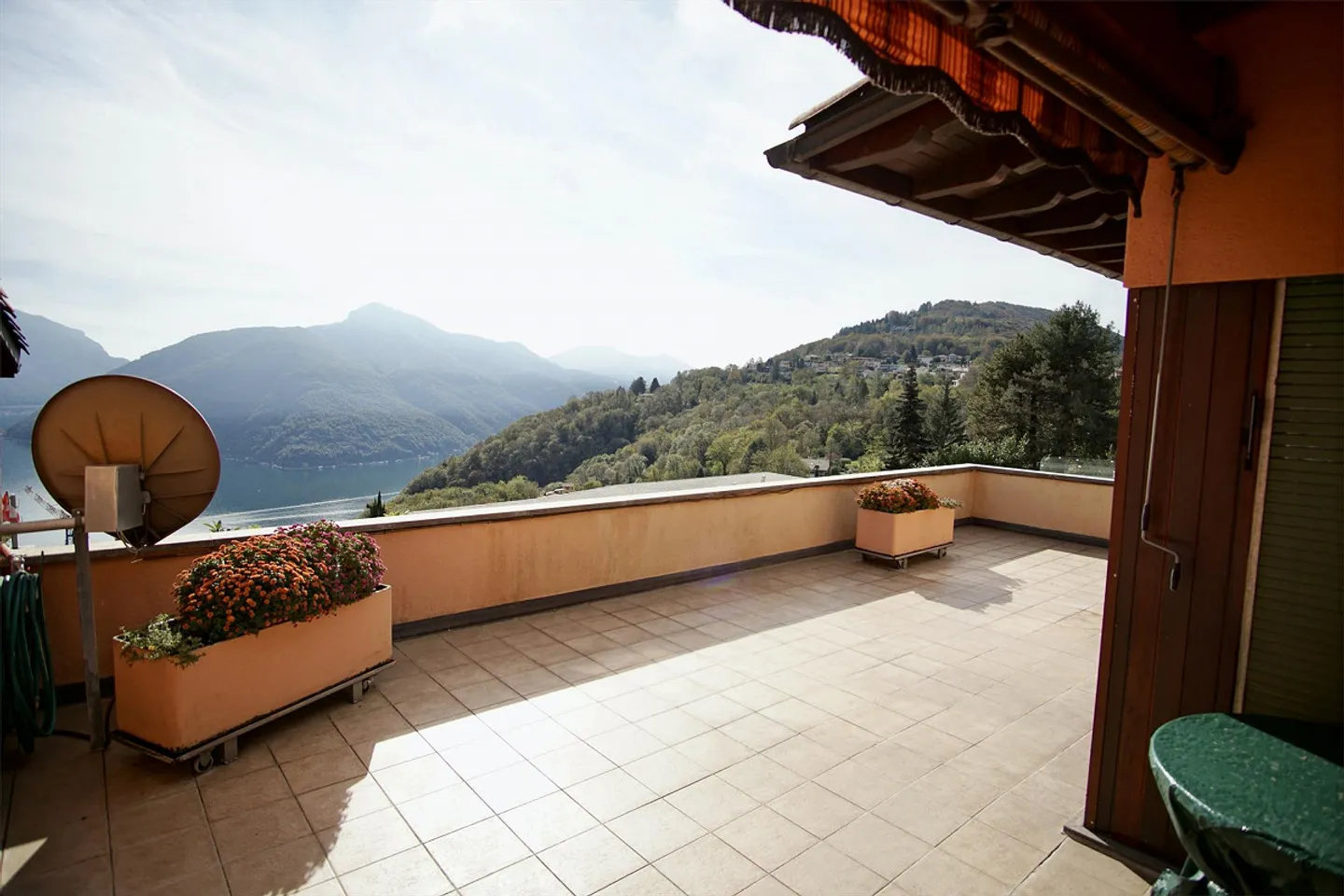 Spazioso appartamento di 2,5 locali con terrazza di 44 m2 e vista mozz - Foto 1 di 14