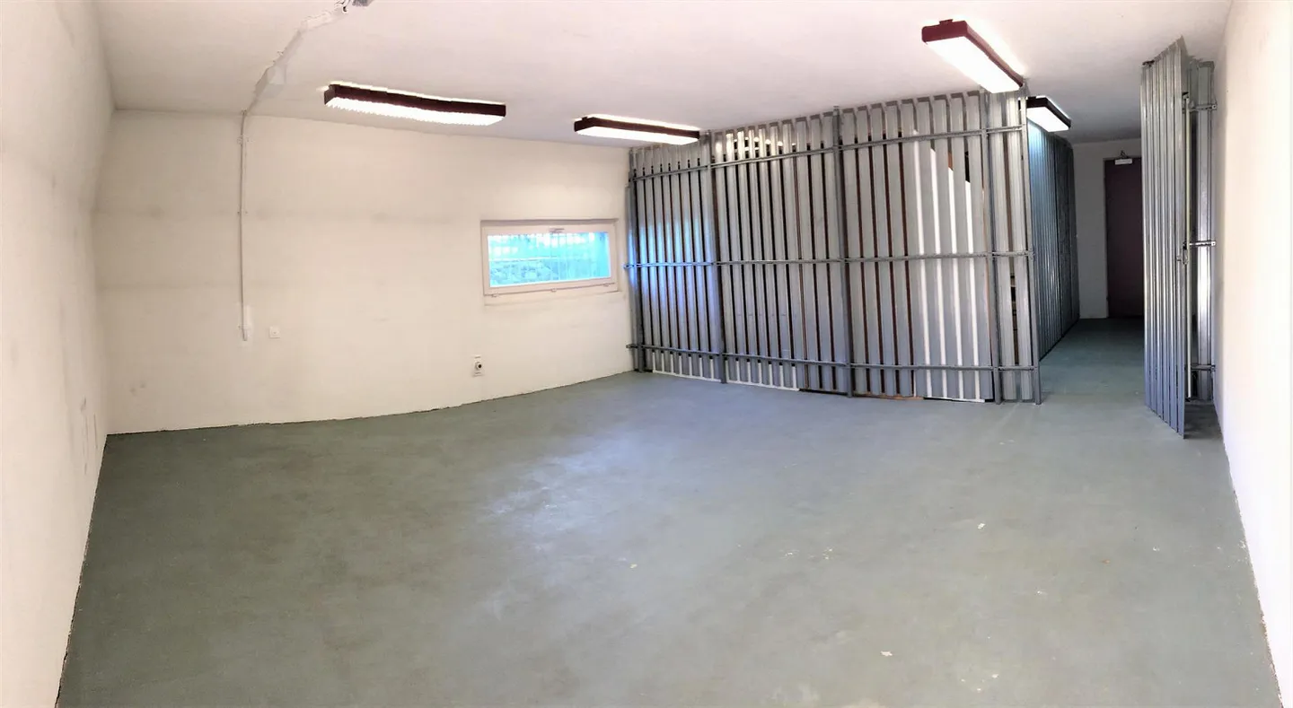 Salle de stockage/archives de 25 m3 avec lumière du jour - Photo 3 sur 8