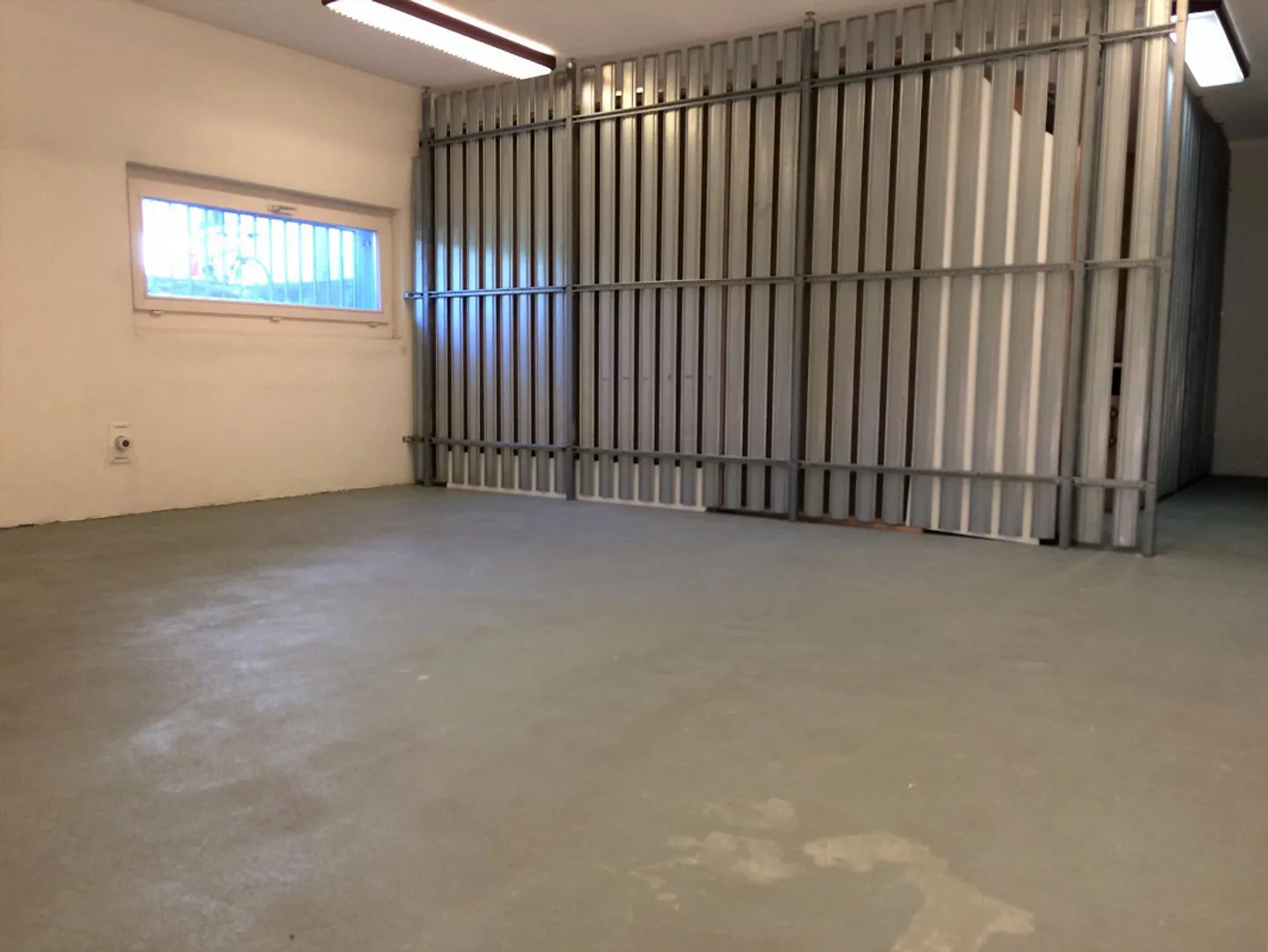 Salle de stockage/archives de 25 m3 avec lumière du jour - Photo 4 sur 8