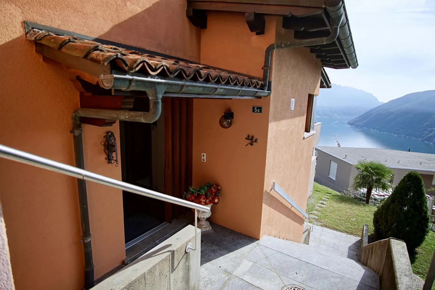Spazioso appartamento di 2,5 locali con terrazza di 44 m2 e vista mozz - Foto 9 di 14