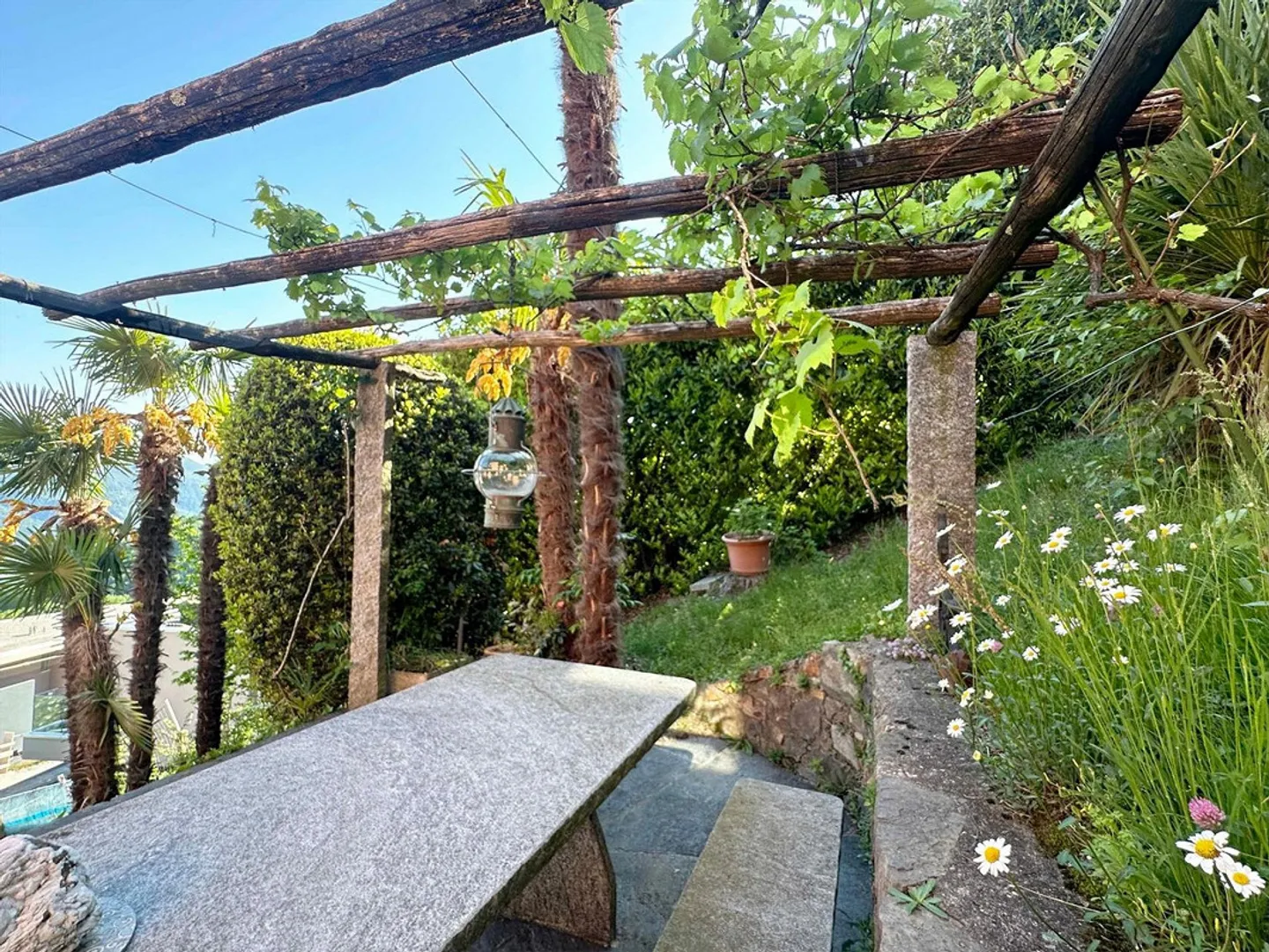 Spazioso appartamento di 2,5 locali con terrazza di 44 m2 e vista mozz - Foto 11 di 14