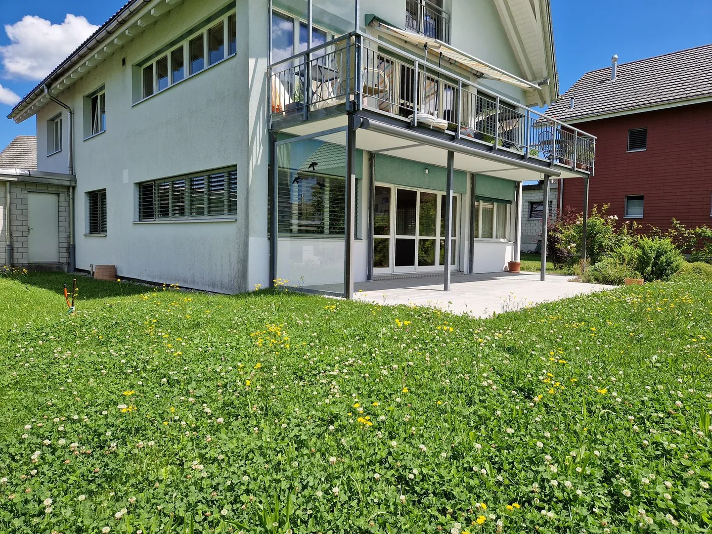 Appartamento giardino di 4,5 stanze completamente ristrutturato in una posizione tranquilla con camino - Foto 2 di 16