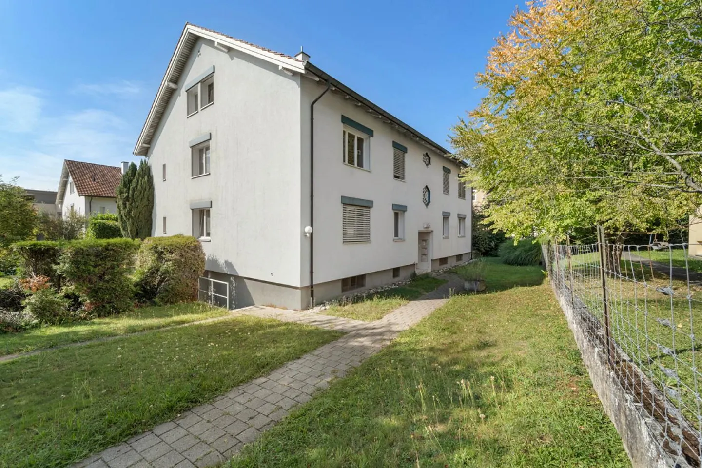 Attractive 3.5 room apartment in the heart of Bottmingen - Photo 1 of 2