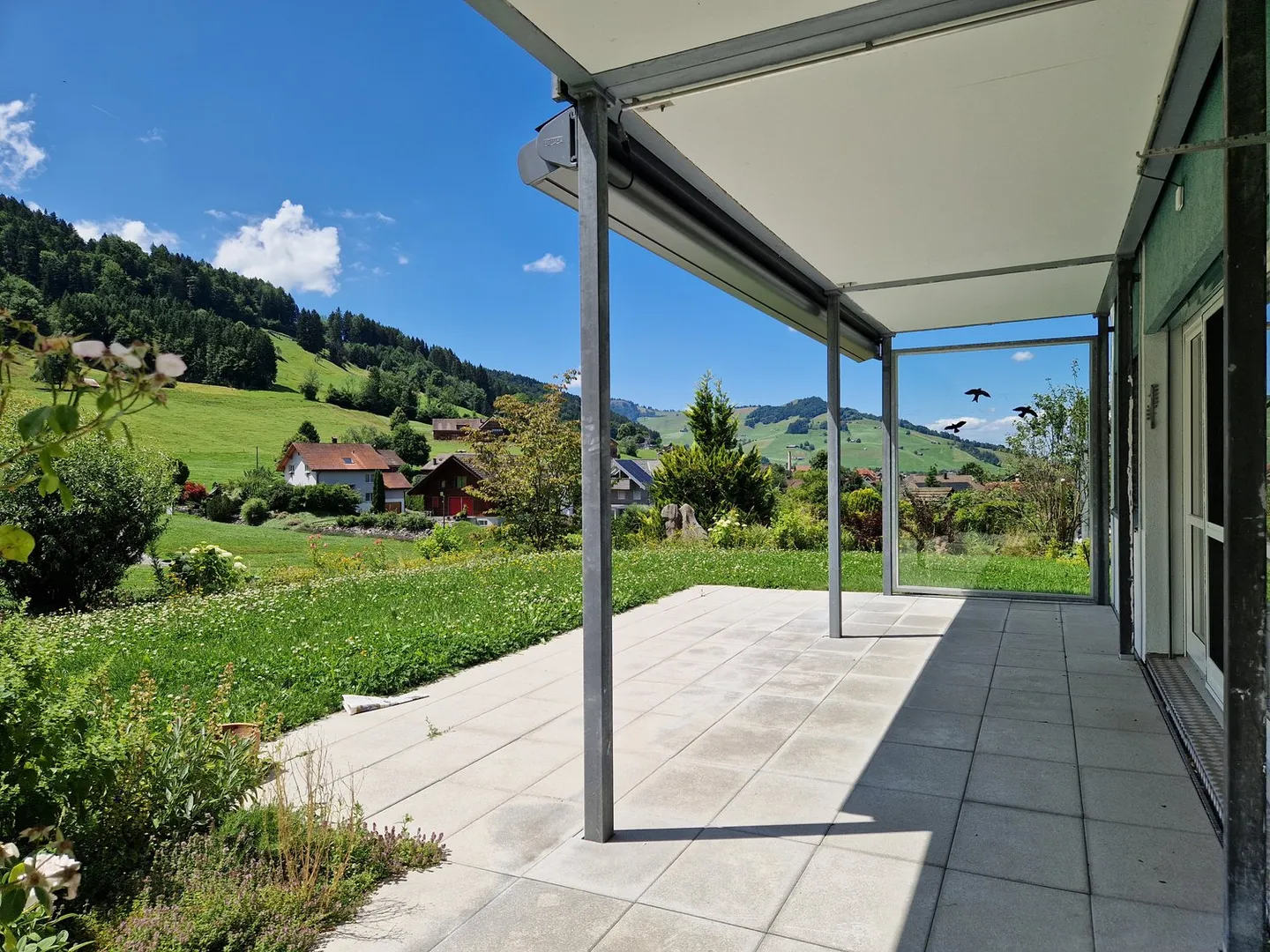 Appartamento giardino di 4,5 stanze completamente ristrutturato in una posizione tranquilla con camino - Foto 3 di 16