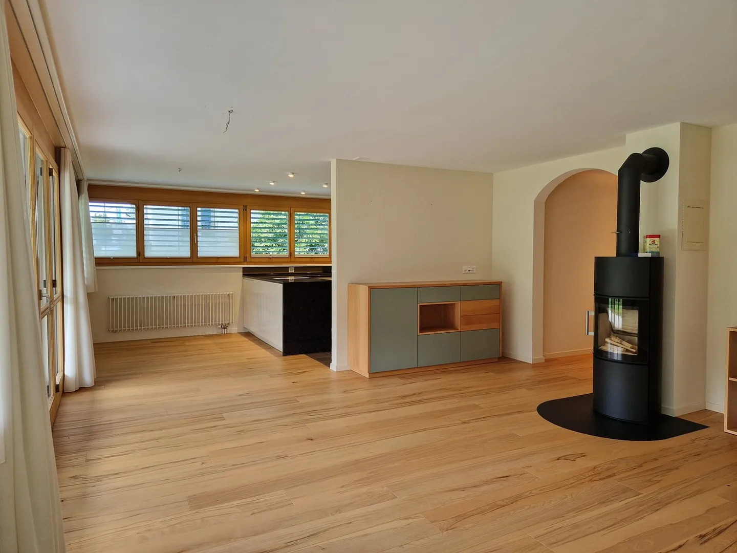 Appartamento giardino di 4,5 stanze completamente ristrutturato in una posizione tranquilla con camino - Foto 4 di 16