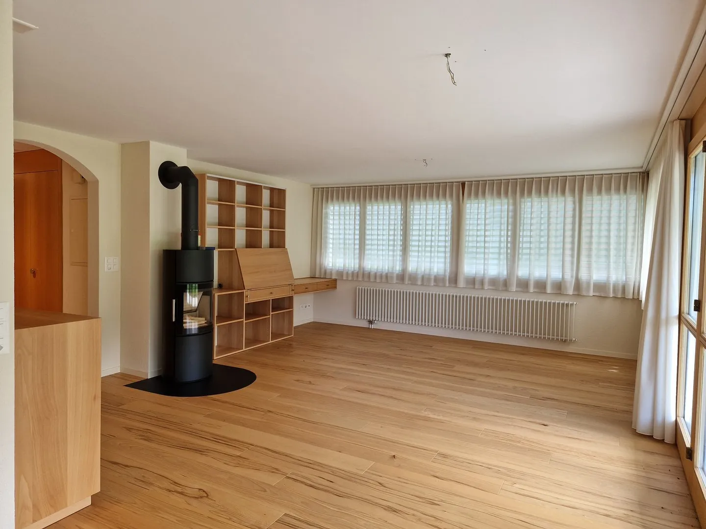 Appartamento giardino di 4,5 stanze completamente ristrutturato in una posizione tranquilla con camino - Foto 5 di 16