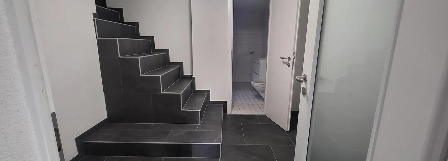Ampio appartamento di 2,5 locali con giardino e completamente ristrutturato - Foto 3 di 10