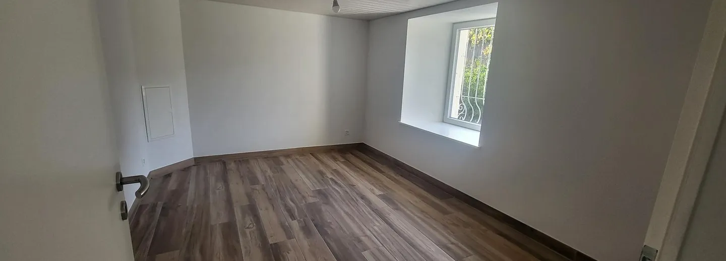 Ampio appartamento di 2,5 locali con giardino e completamente ristrutturato - Foto 7 di 10