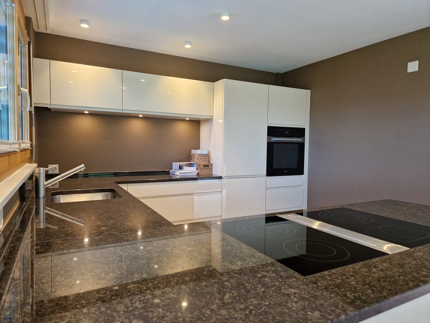 Appartamento giardino di 4,5 stanze completamente ristrutturato in una posizione tranquilla con camino - Foto 6 di 16