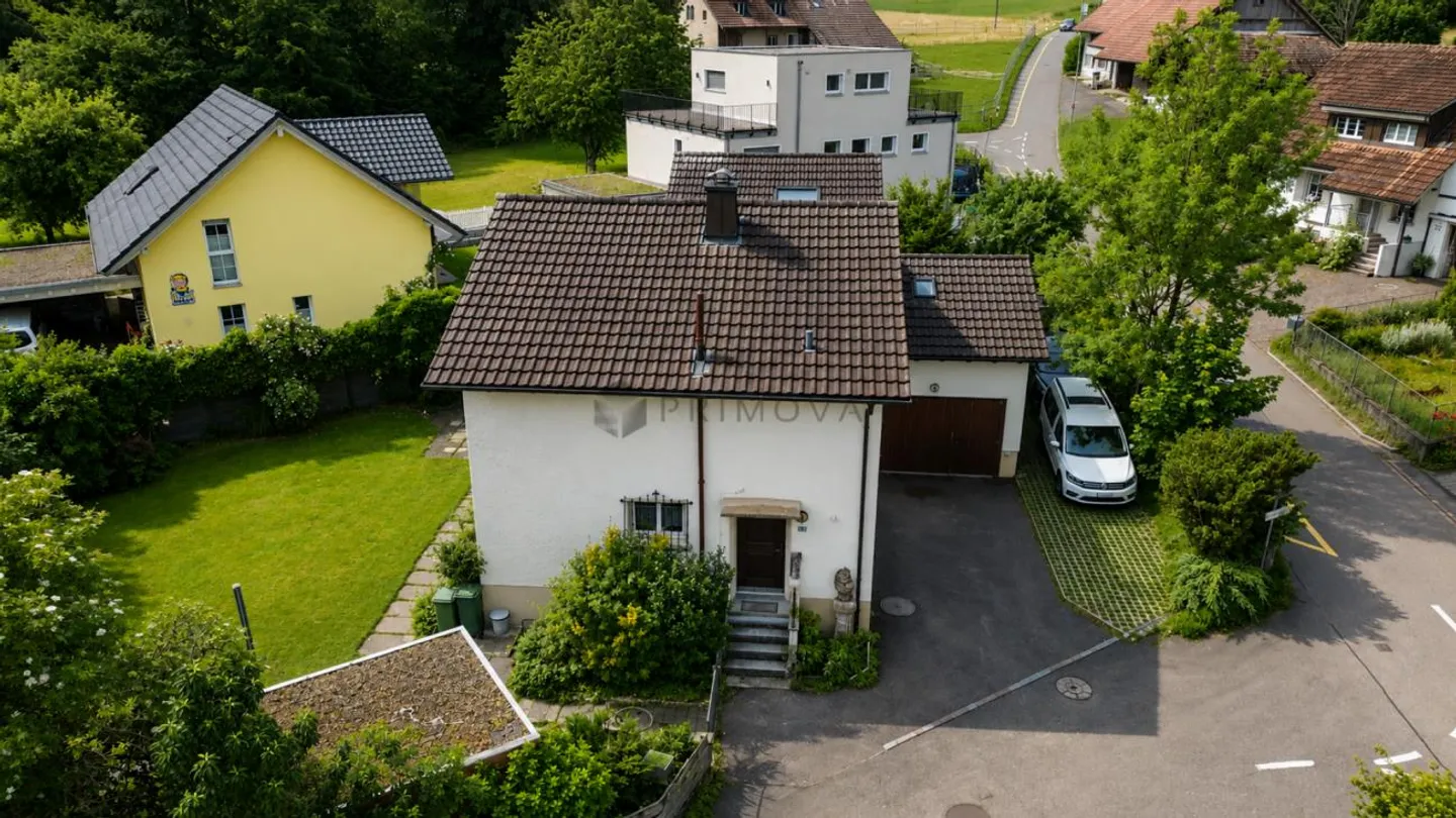 Realizza il tuo sogno abitativo personale - Casa unifamiliare con grande giardino e buona connessione autostradale cerca un nuovo proprietario - Foto 1 di 13