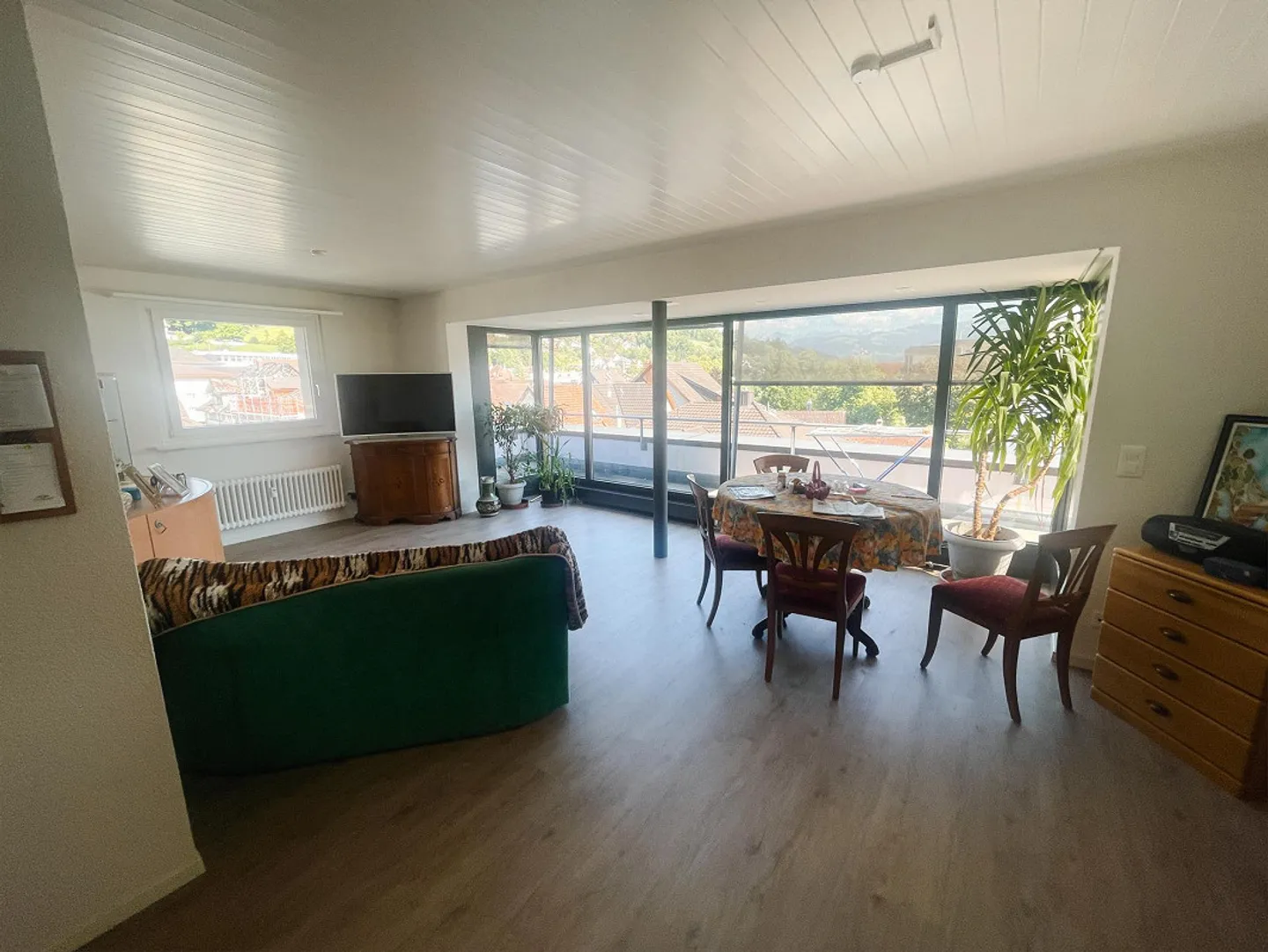 Spacious 4.5 Room Attic Apartment Centrally Located - Photo 2 of 8