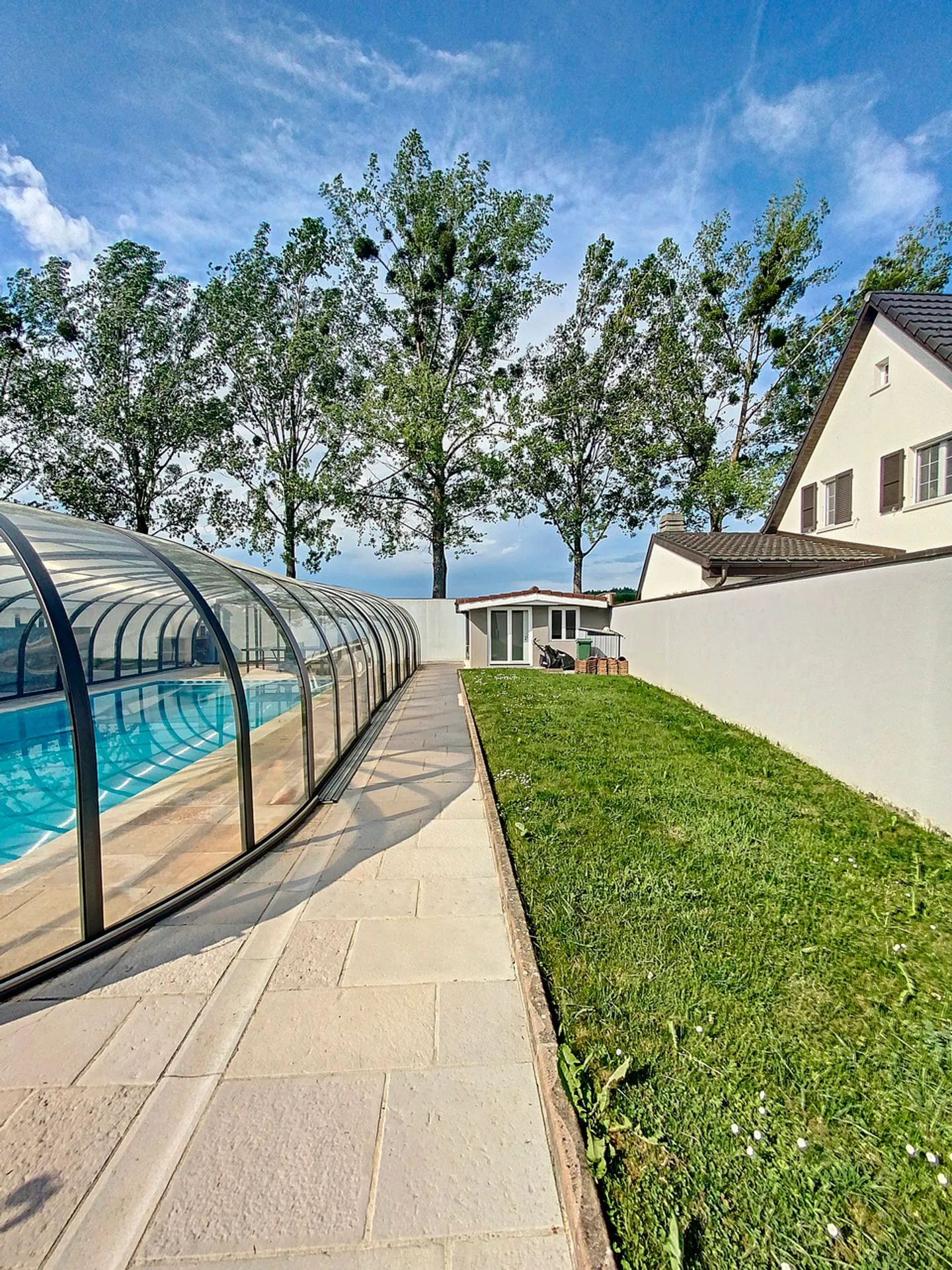 Familienvilla mit 3 Wohnungen und Gemeinschaftspool - Foto 6 von 36