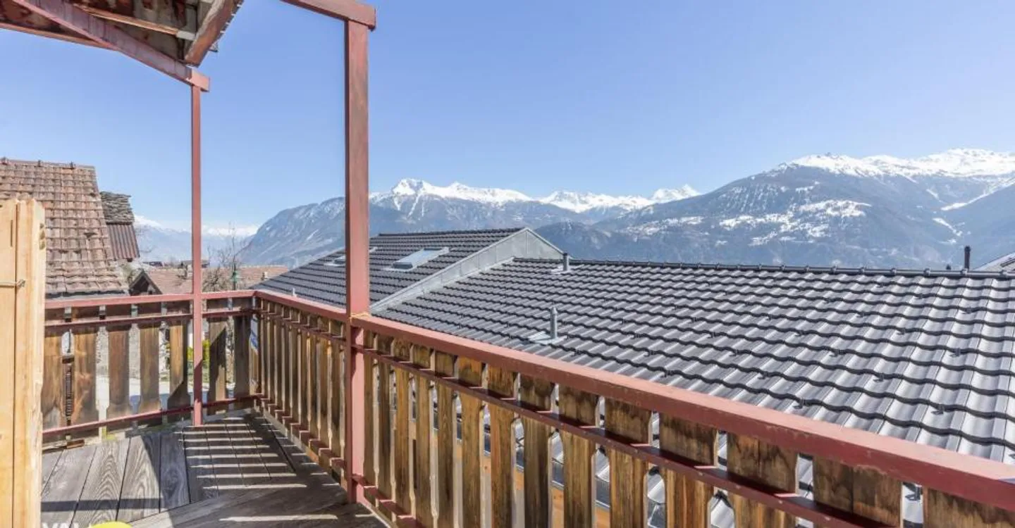 Sunny apartment with balcony and view of the Alps - Photo 1 of 11