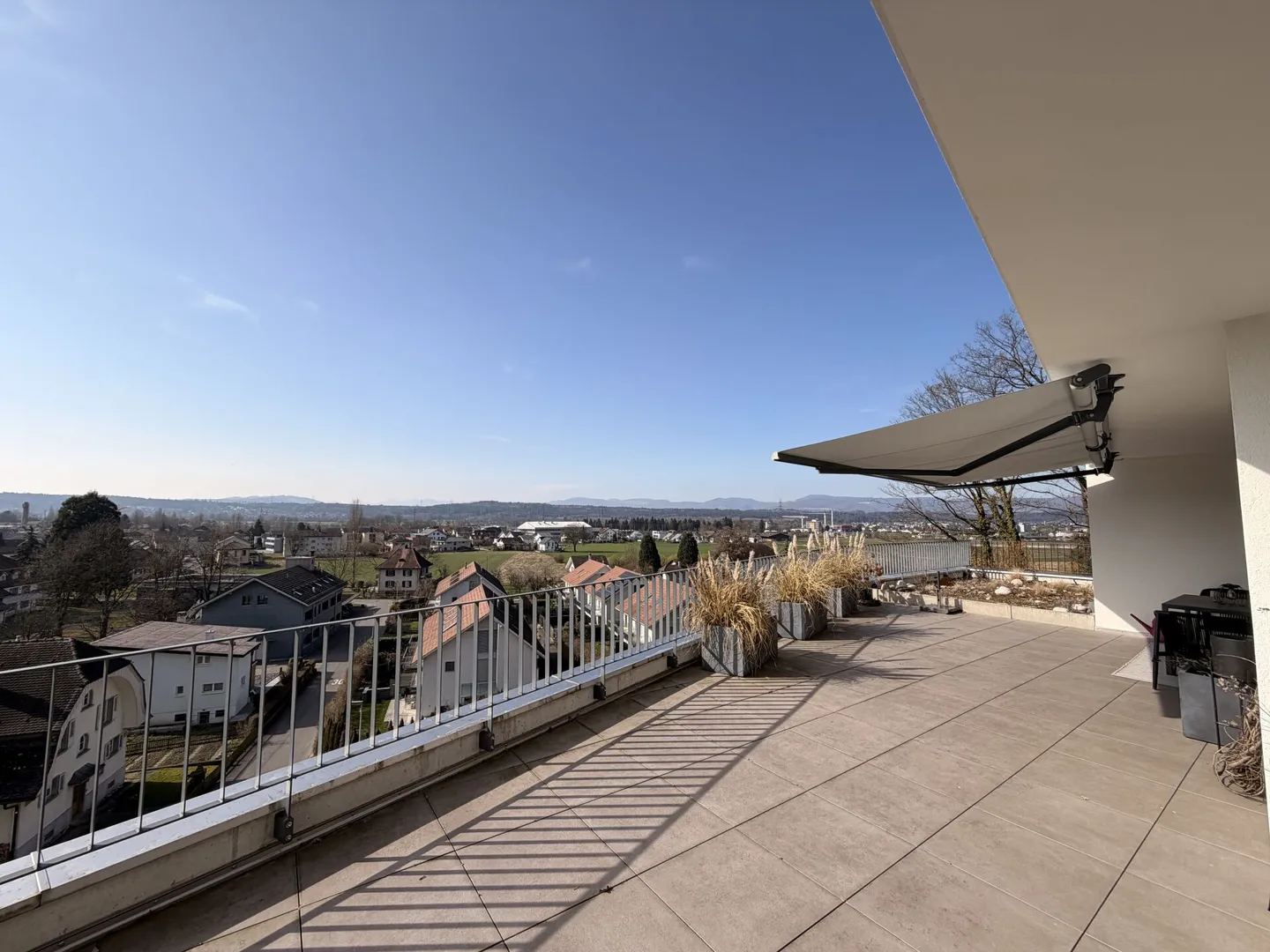 Belle appartement en terrasse en attique à louer dans un emplacement central mais verdoyant - Photo 1 sur 12