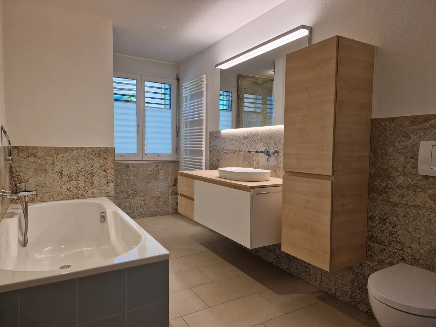 Appartamento giardino di 4,5 stanze completamente ristrutturato in una posizione tranquilla con camino - Foto 9 di 16