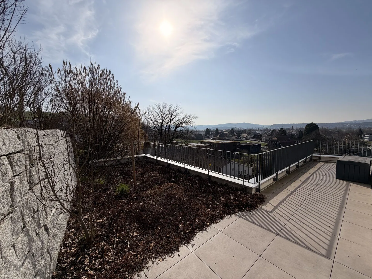 Belle appartement en terrasse en attique à louer dans un emplacement central mais verdoyant - Photo 10 sur 12