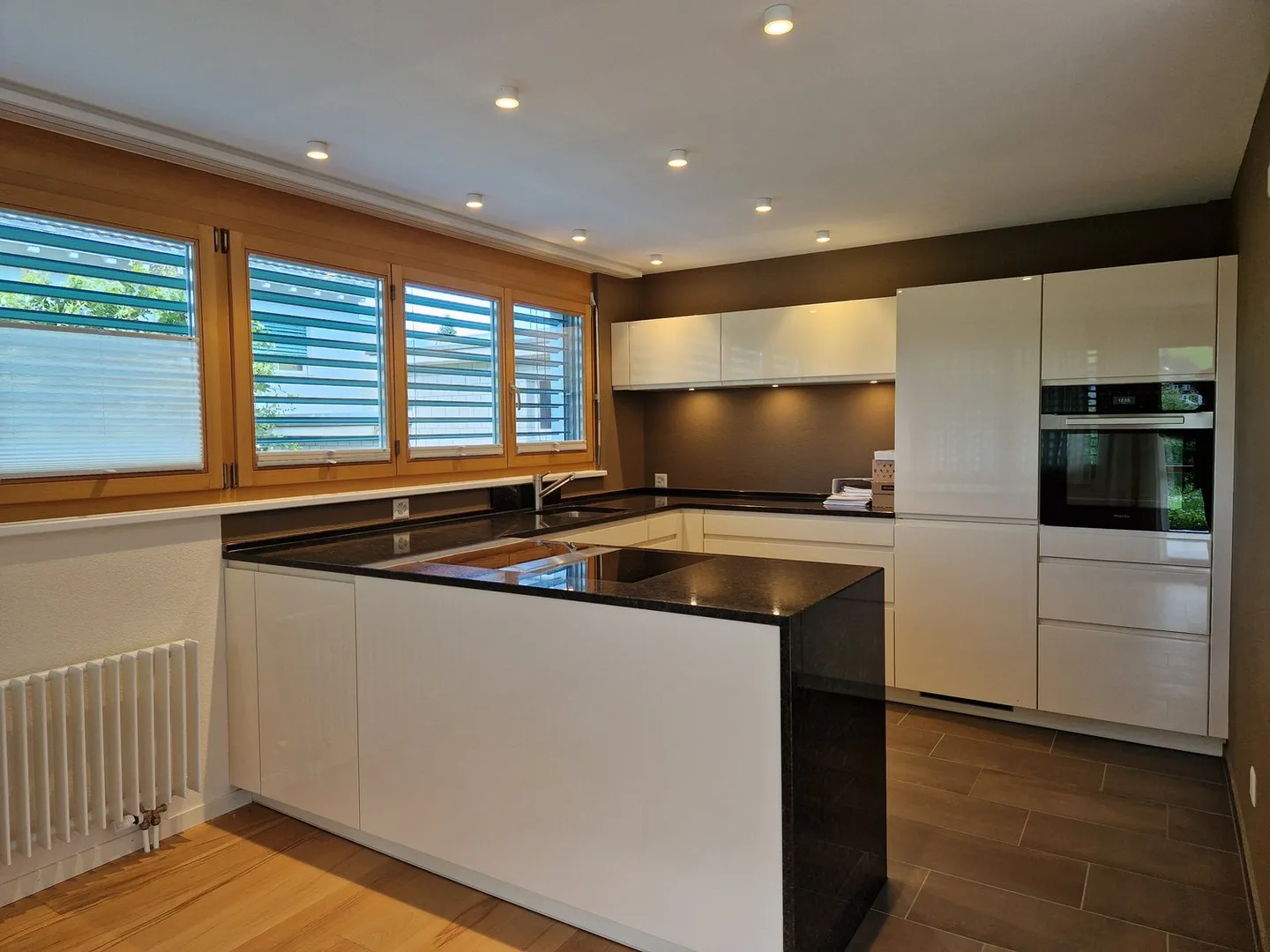 Appartamento giardino di 4,5 stanze completamente ristrutturato in una posizione tranquilla con camino - Foto 8 di 16