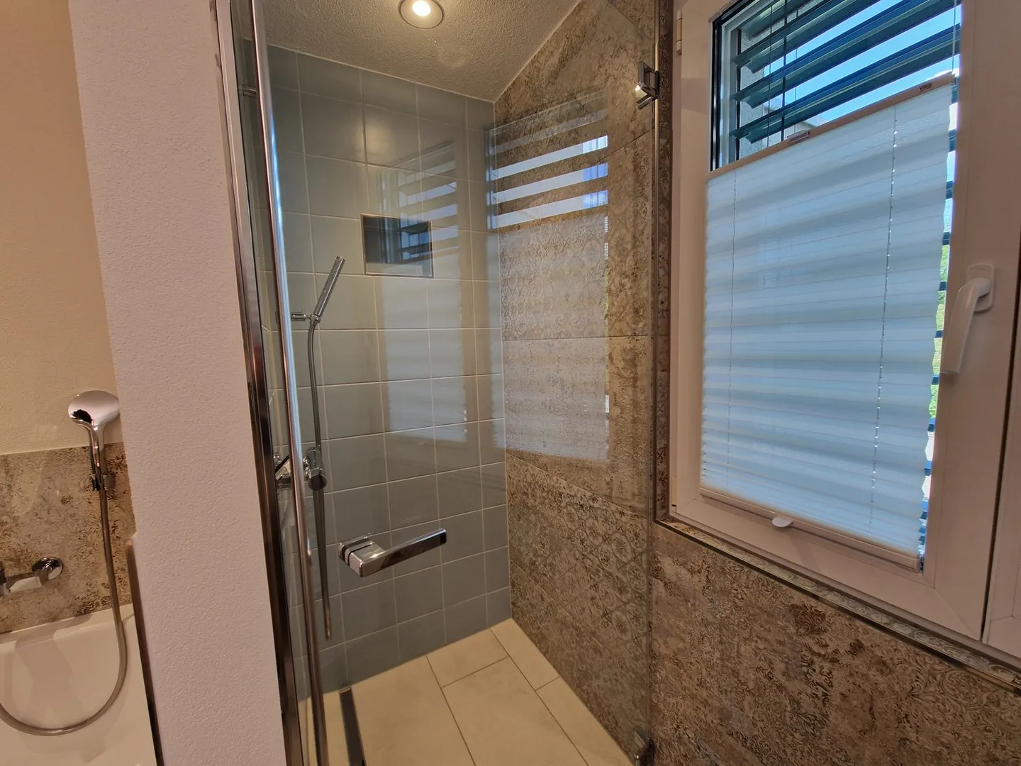 Appartamento giardino di 4,5 stanze completamente ristrutturato in una posizione tranquilla con camino - Foto 10 di 16