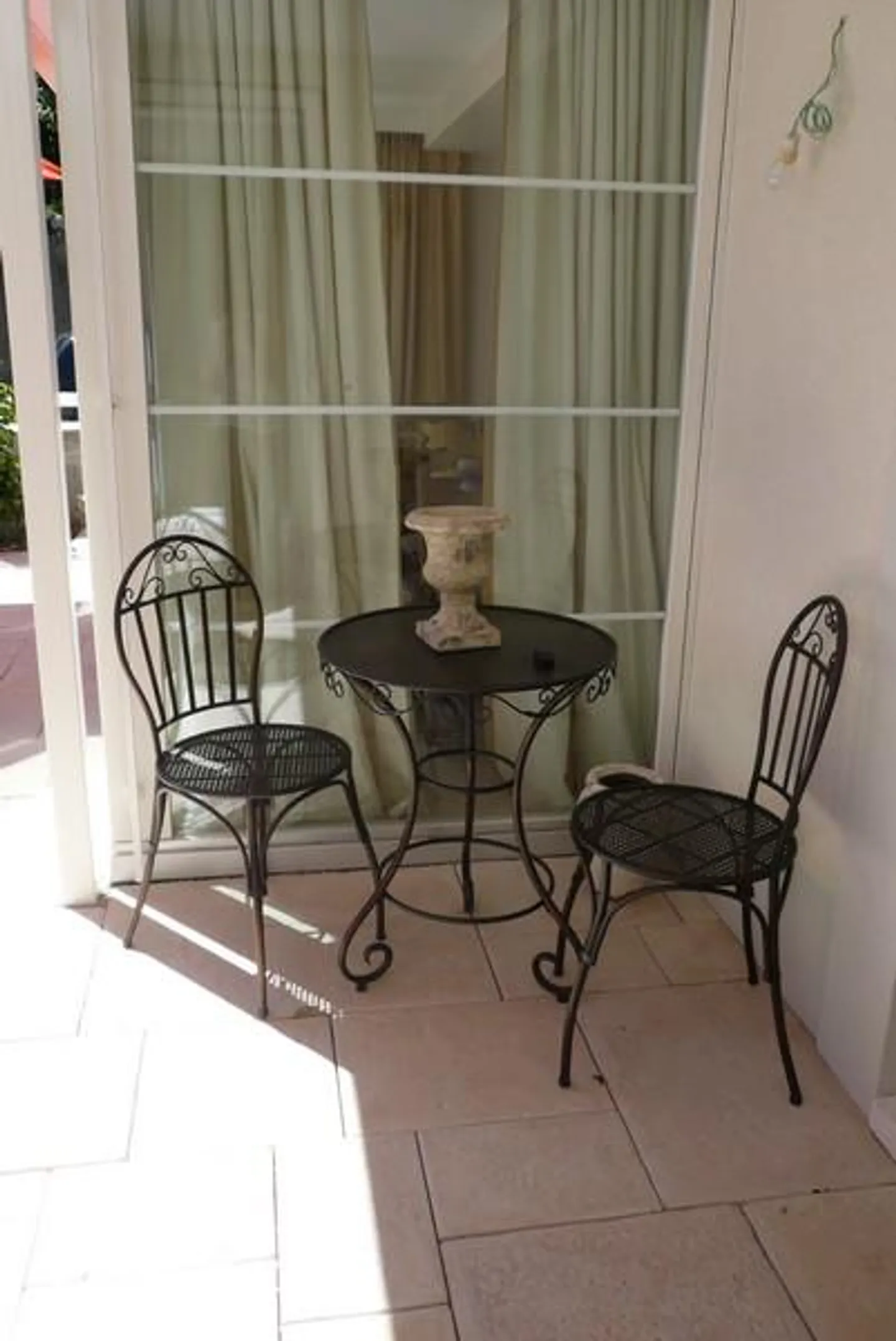Magnificent furnished 2.5-room apartment with terrace facing the lake - Photo 2 of 8