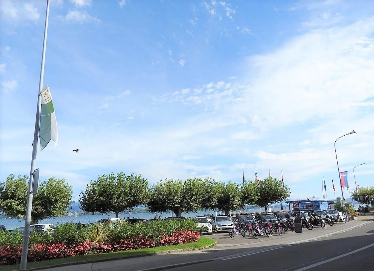 Magnificent furnished 2.5-room apartment with terrace facing the lake - Photo 1 of 8