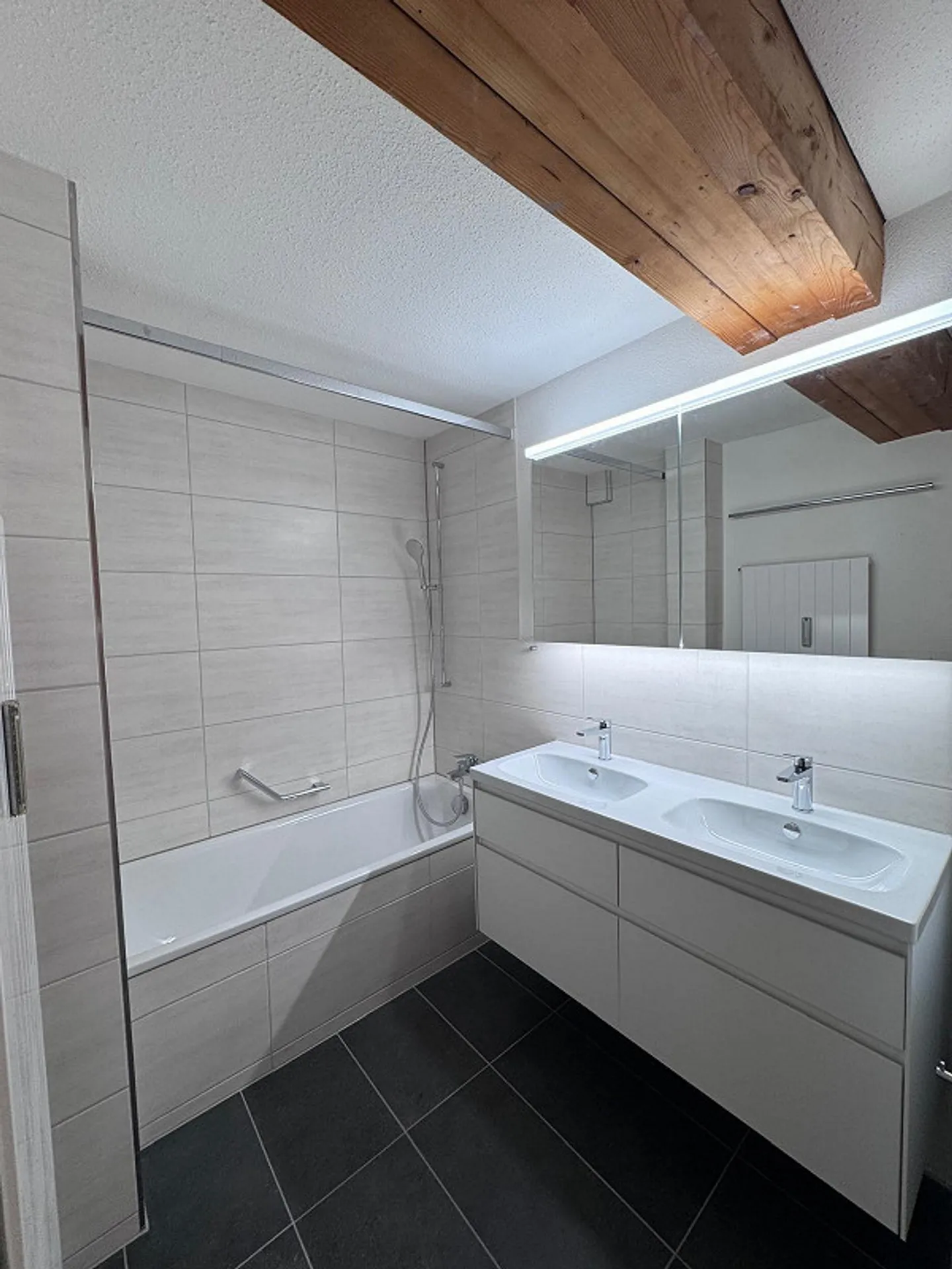 Appartamento duplex recentemente ristrutturato e elegante nel centro del villaggio di Tägerwilen - Foto 5 di 9