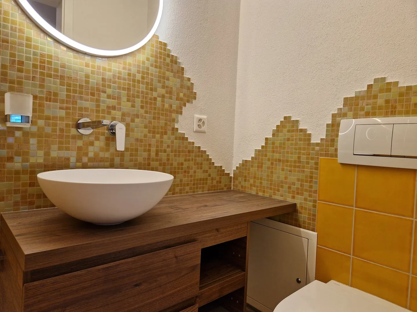 Appartamento giardino di 4,5 stanze completamente ristrutturato in una posizione tranquilla con camino - Foto 11 di 16