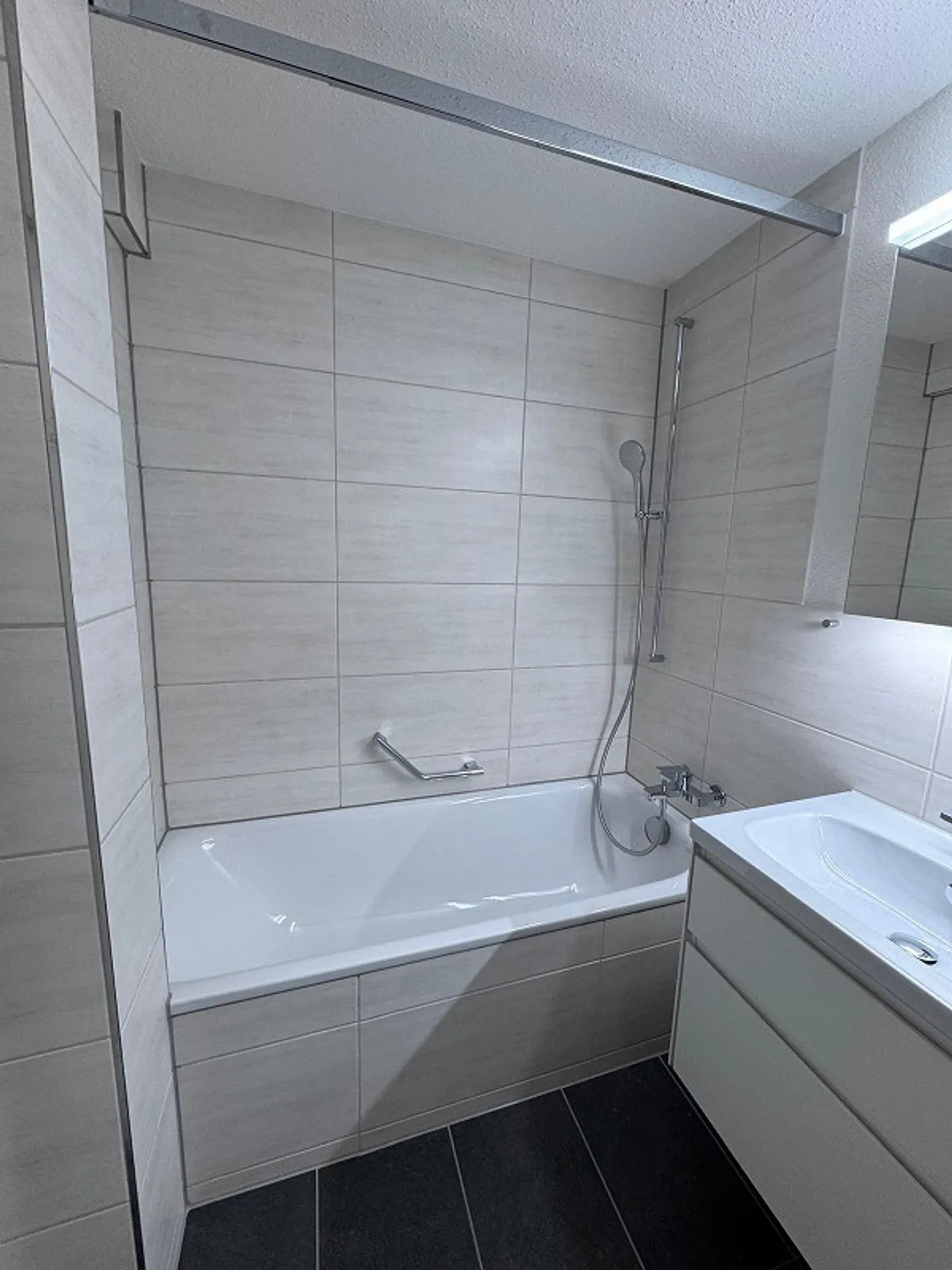 Appartamento duplex recentemente ristrutturato e elegante nel centro del villaggio di Tägerwilen - Foto 6 di 9