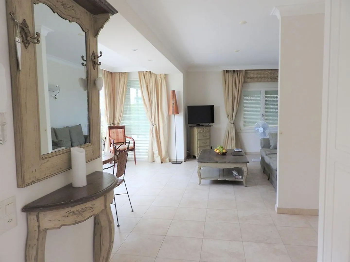 Magnificent furnished 2.5-room apartment with terrace facing the lake - Photo 6 of 8