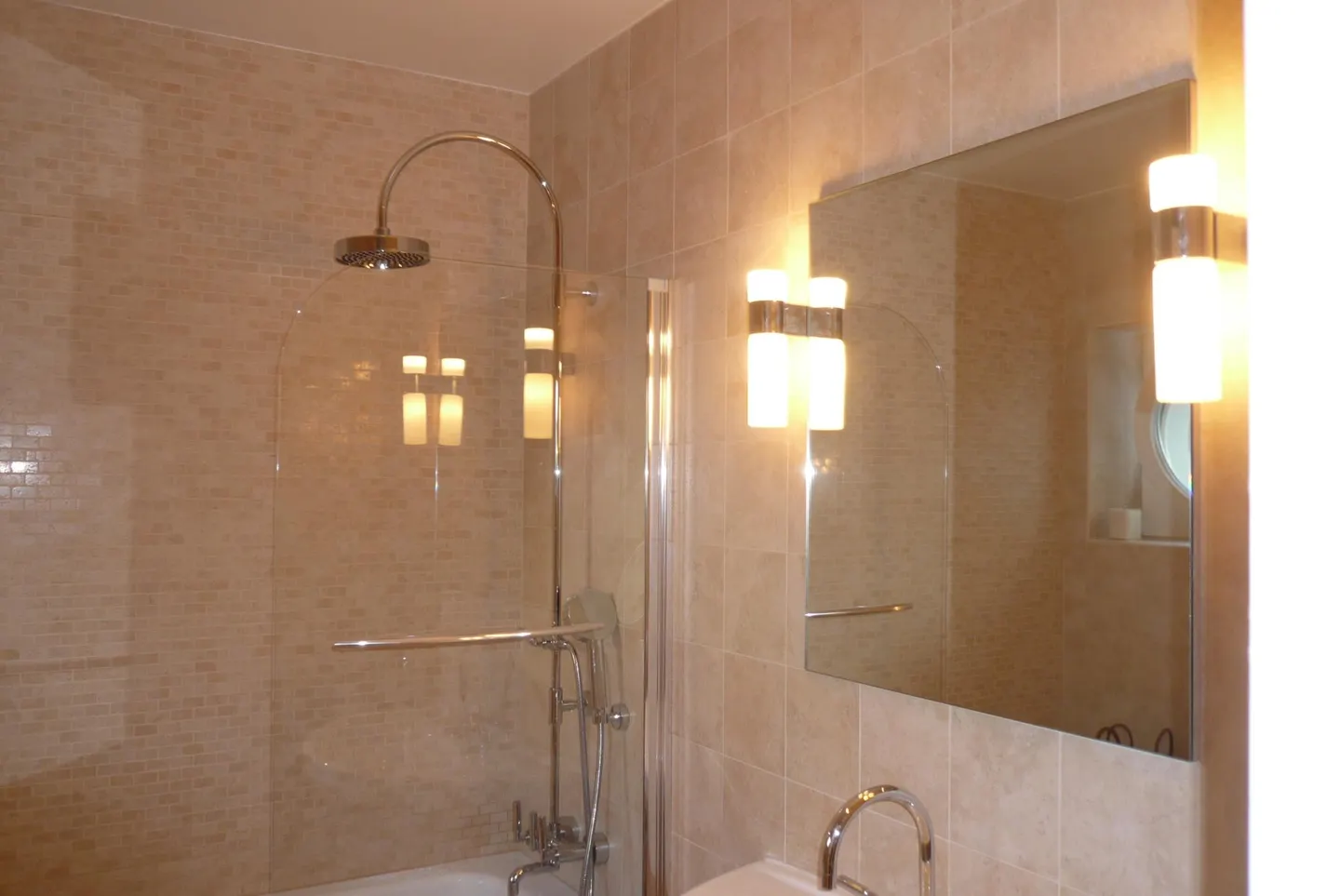 Magnificent furnished 2.5-room apartment with terrace facing the lake - Photo 8 of 8
