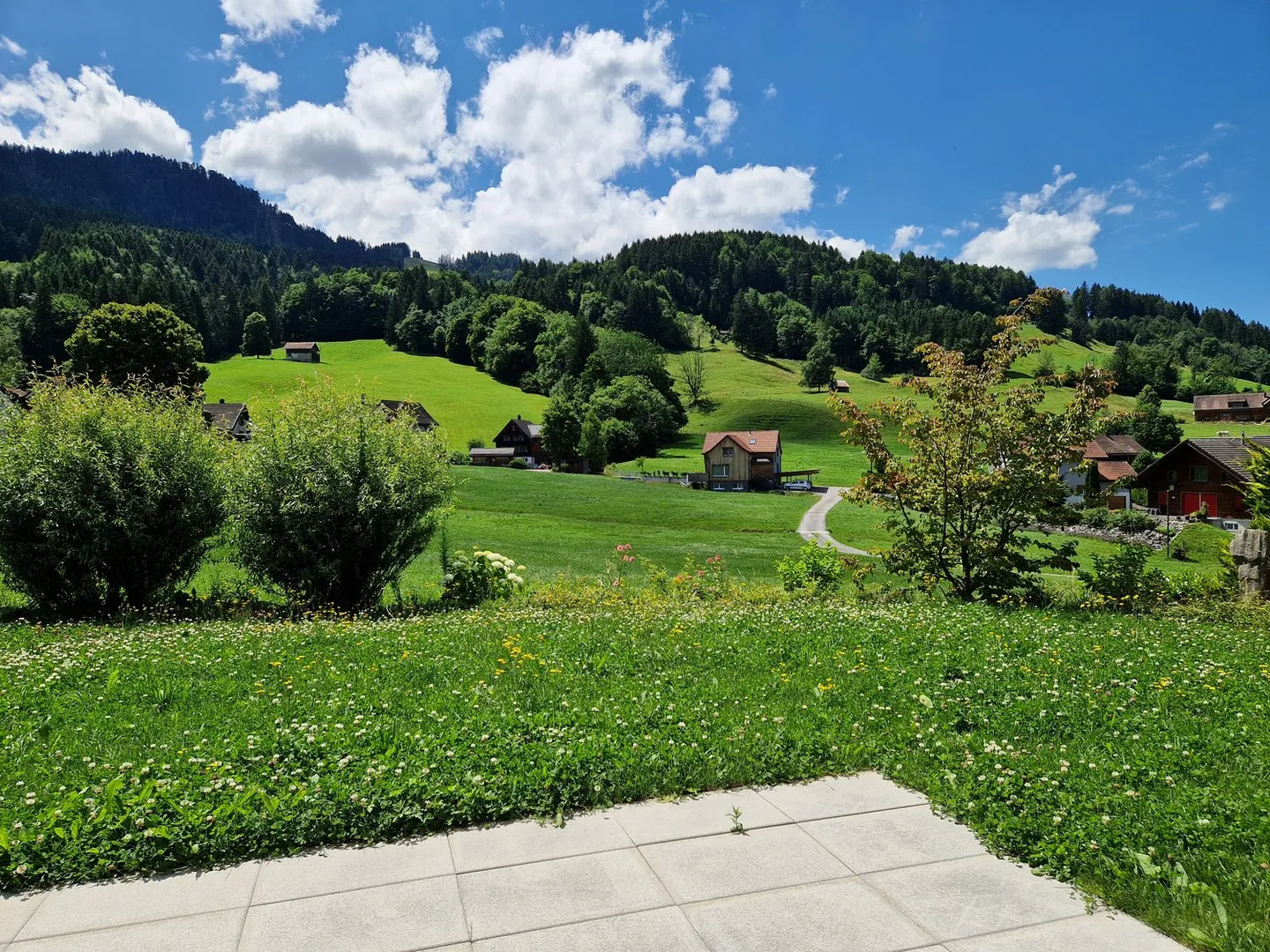 Appartamento giardino di 4,5 stanze completamente ristrutturato in una posizione tranquilla con camino - Foto 14 di 16