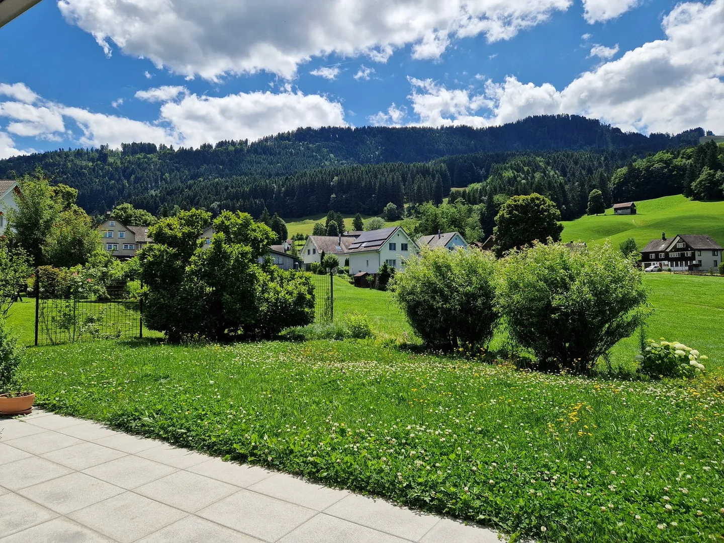 Appartamento giardino di 4,5 stanze completamente ristrutturato in una posizione tranquilla con camino - Foto 15 di 16