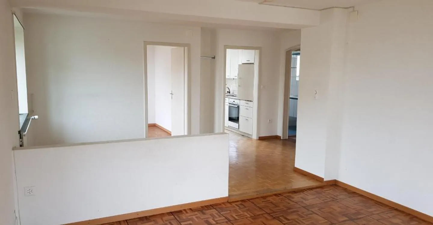 Bel appartement ancien près de la gare de Lyss - Photo 2 sur 4