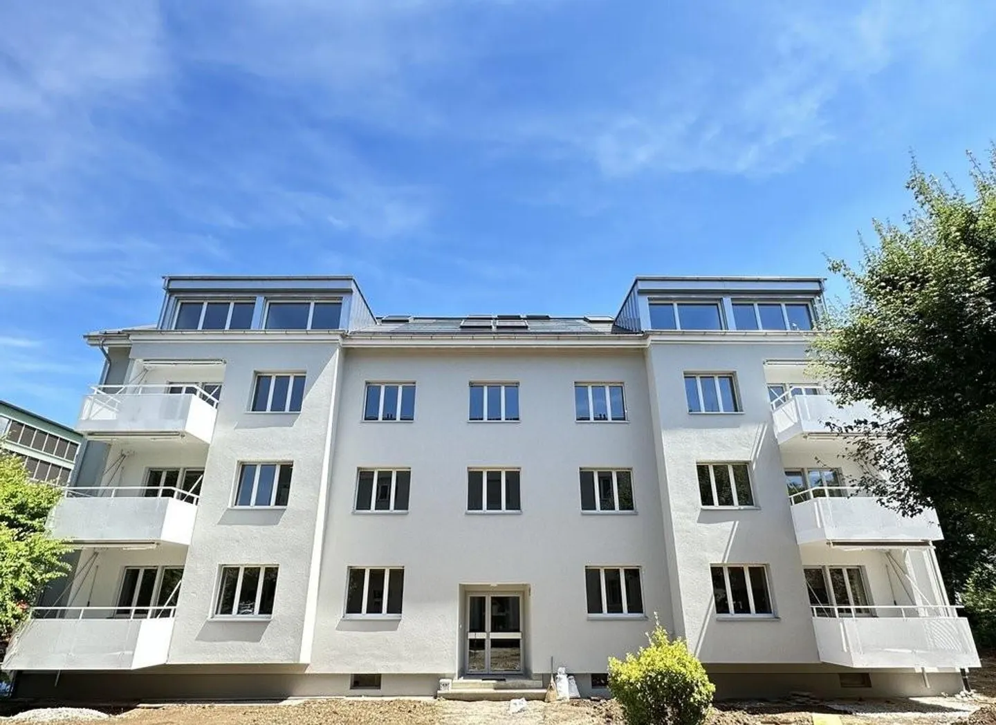 Beautiful, bright and renovated 2.5-room apartment on the ground floor - Photo 1 of 10