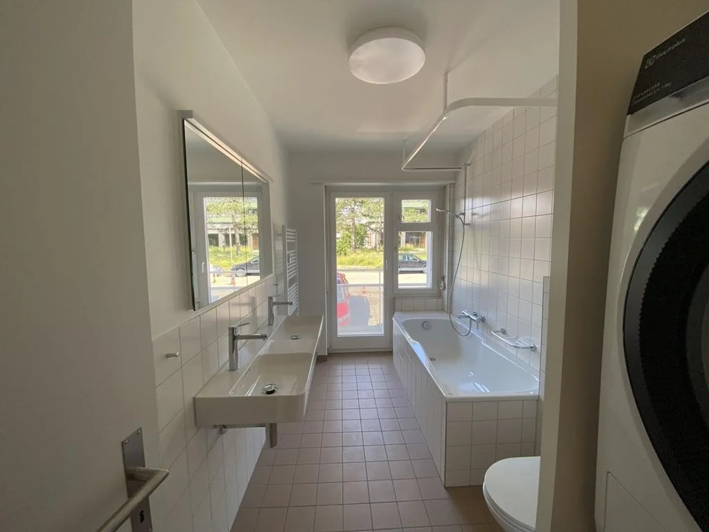 Beautiful, bright and renovated 2.5-room apartment on the ground floor - Photo 2 of 10