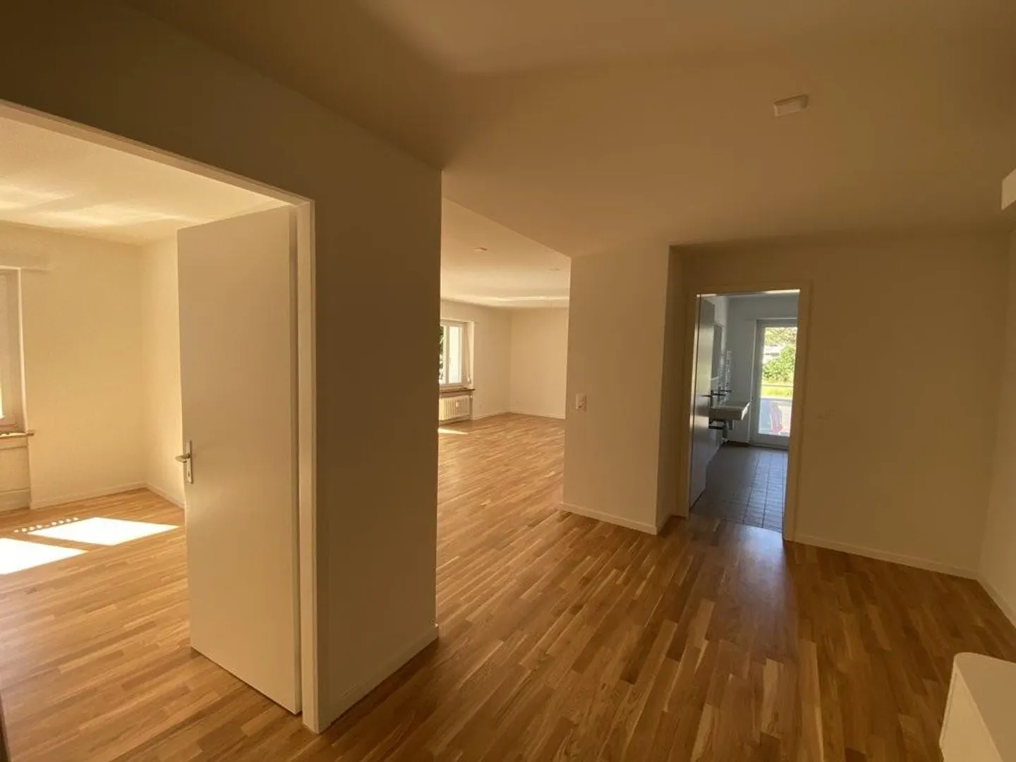 Beautiful, bright and renovated 2.5-room apartment on the ground floor - Photo 7 of 10