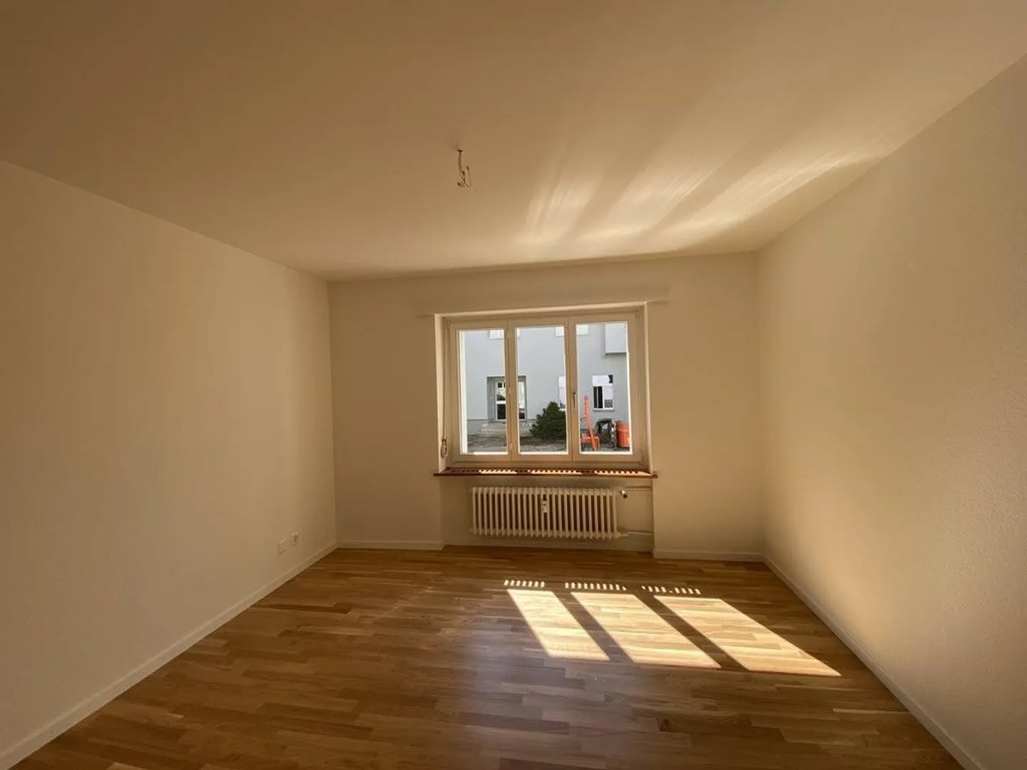 Beautiful, bright and renovated 2.5-room apartment on the ground floor - Photo 9 of 10