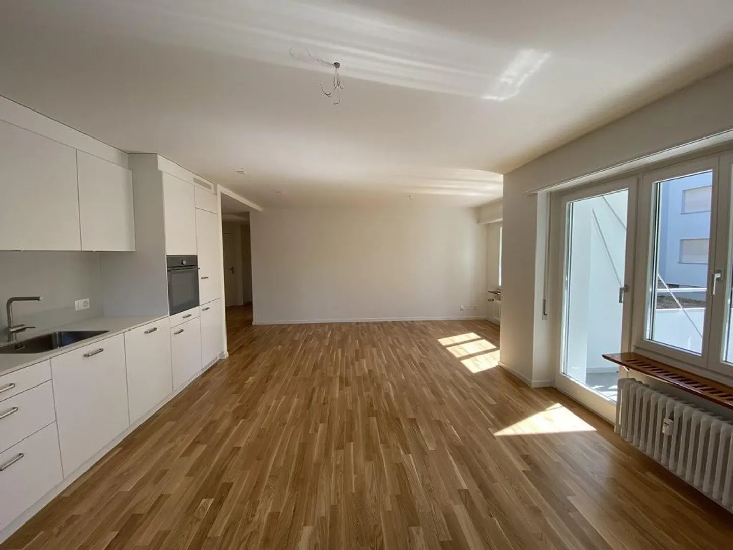 Beautiful, bright and renovated 2.5-room apartment on the ground floor - Photo 4 of 10
