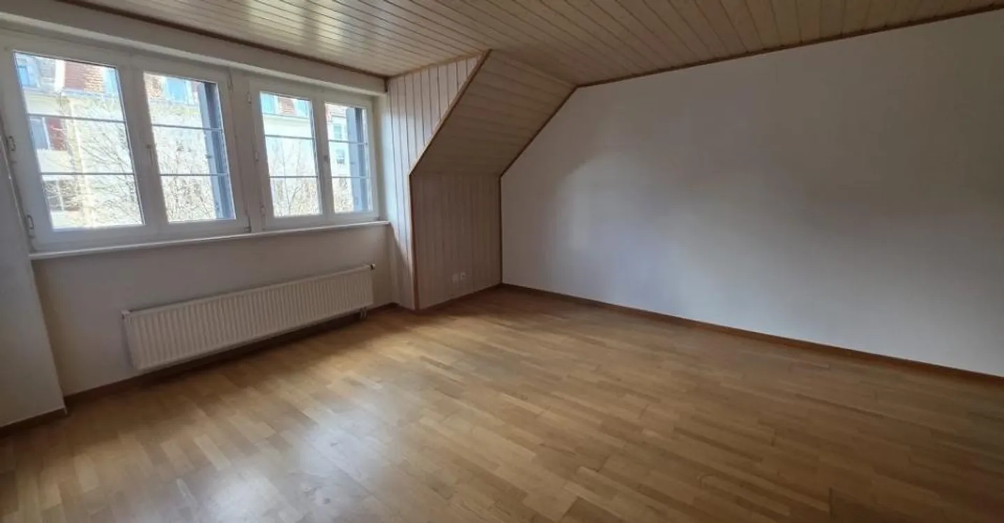 SCHÖNE 2-ZIMMER-WOHNUNG VOLLSTÄNDIG RENOVIERT NEBEN DER SCHULE - Foto 3 von 6