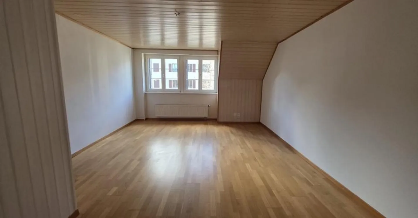SCHÖNE 2-ZIMMER-WOHNUNG VOLLSTÄNDIG RENOVIERT NEBEN DER SCHULE - Foto 4 von 6