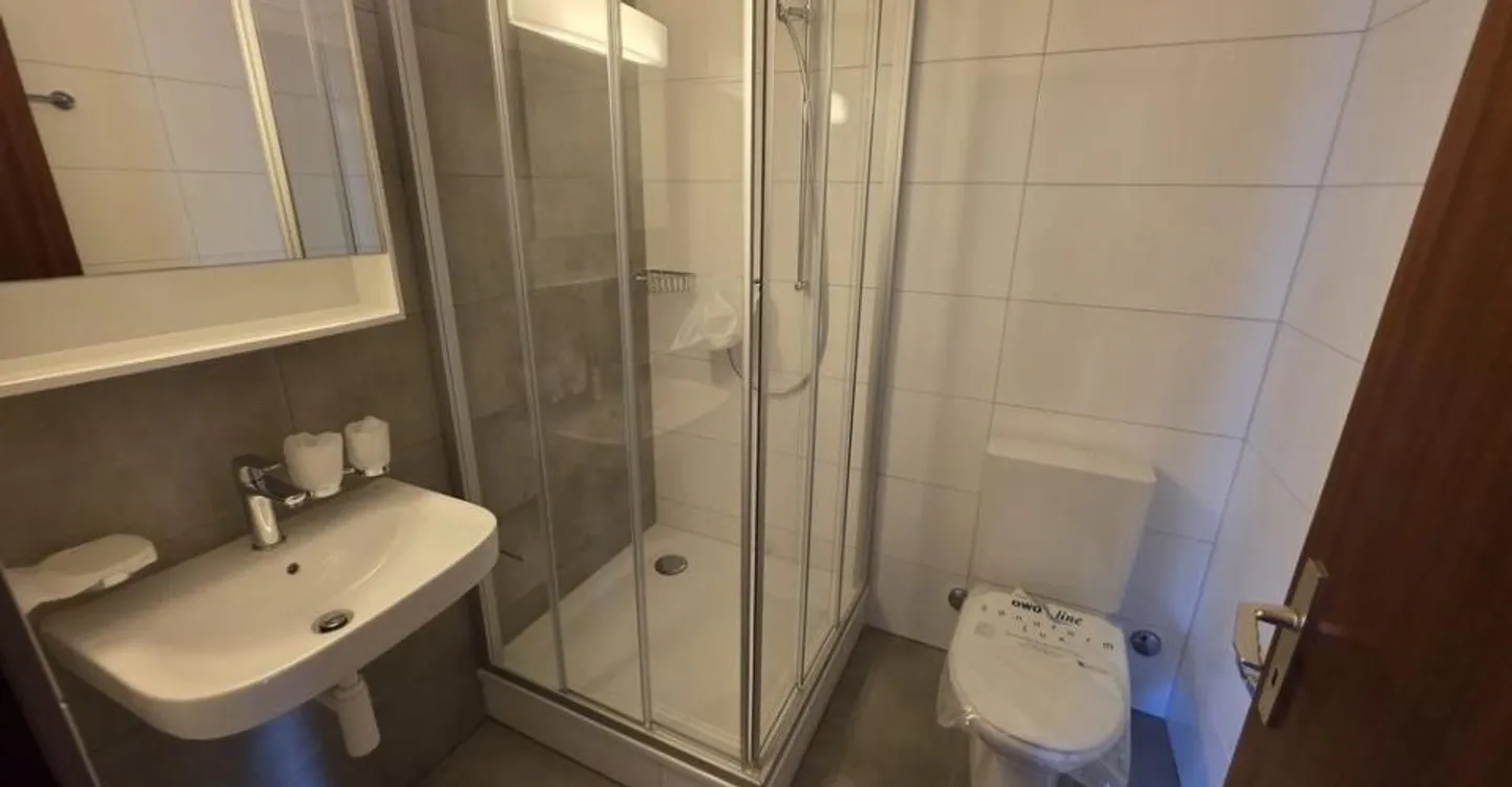SCHÖNE 2-ZIMMER-WOHNUNG VOLLSTÄNDIG RENOVIERT NEBEN DER SCHULE - Foto 5 von 6