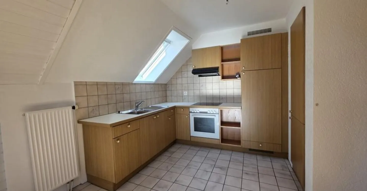 SCHÖNE 2-ZIMMER-WOHNUNG VOLLSTÄNDIG RENOVIERT NEBEN DER SCHULE - Foto 1 von 6