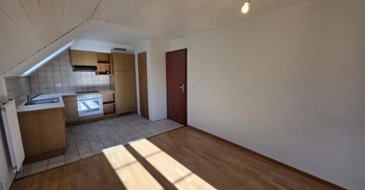 SCHÖNE 2-ZIMMER-WOHNUNG VOLLSTÄNDIG RENOVIERT NEBEN DER SCHULE - Foto 2 von 6