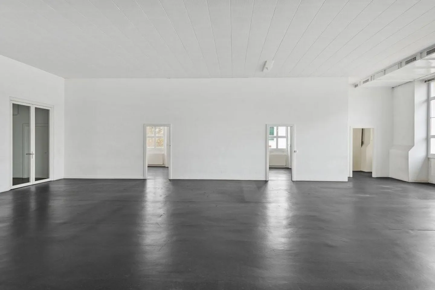 Commercial space in a central location - Photo 9 of 12