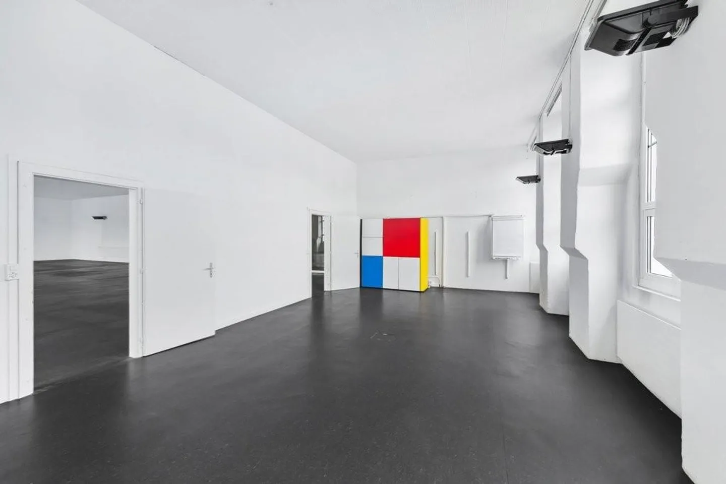 Commercial space in a central location - Photo 10 of 12