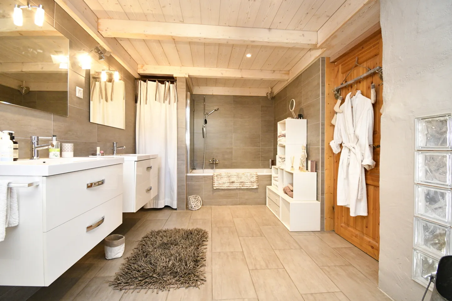 3.5 Room House - Photo 4 of 11