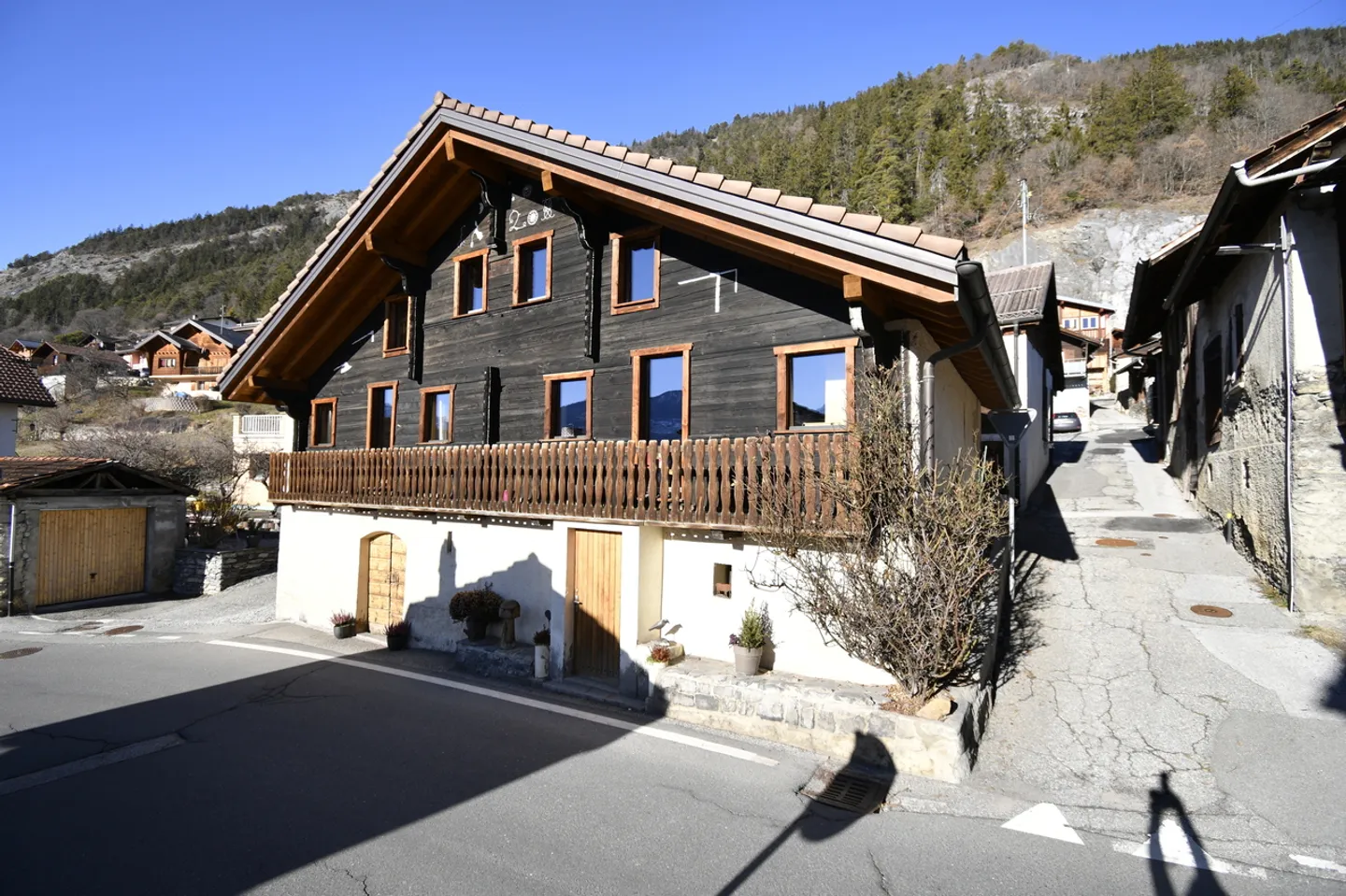 3.5 Room House - Photo 2 of 11