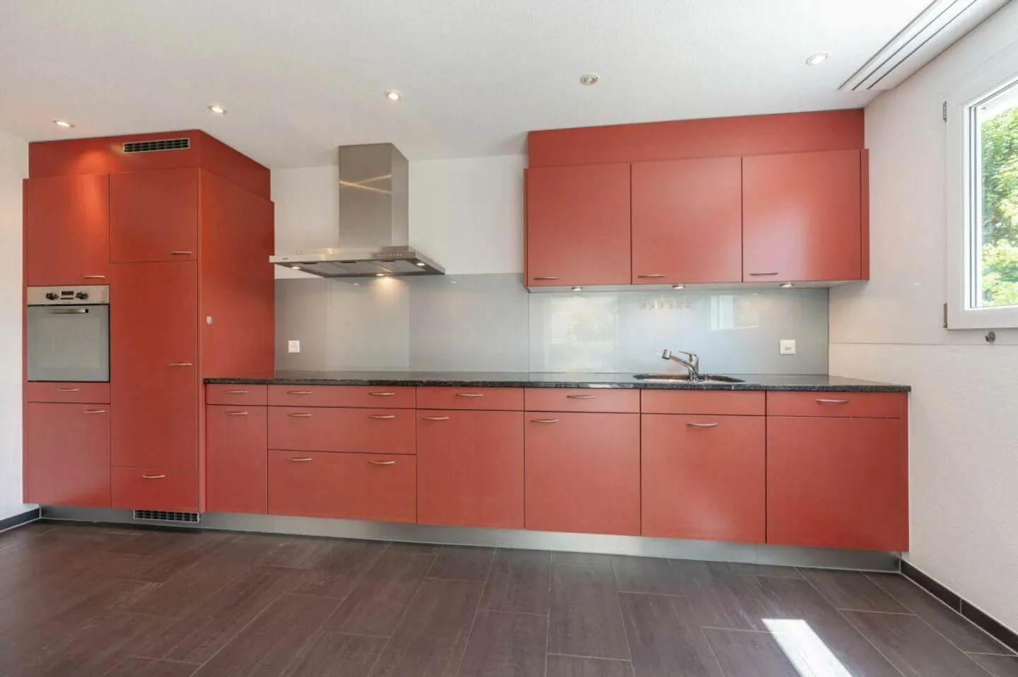 Spacious ground floor apartment with large garden in a quiet area - Photo 4 of 19
