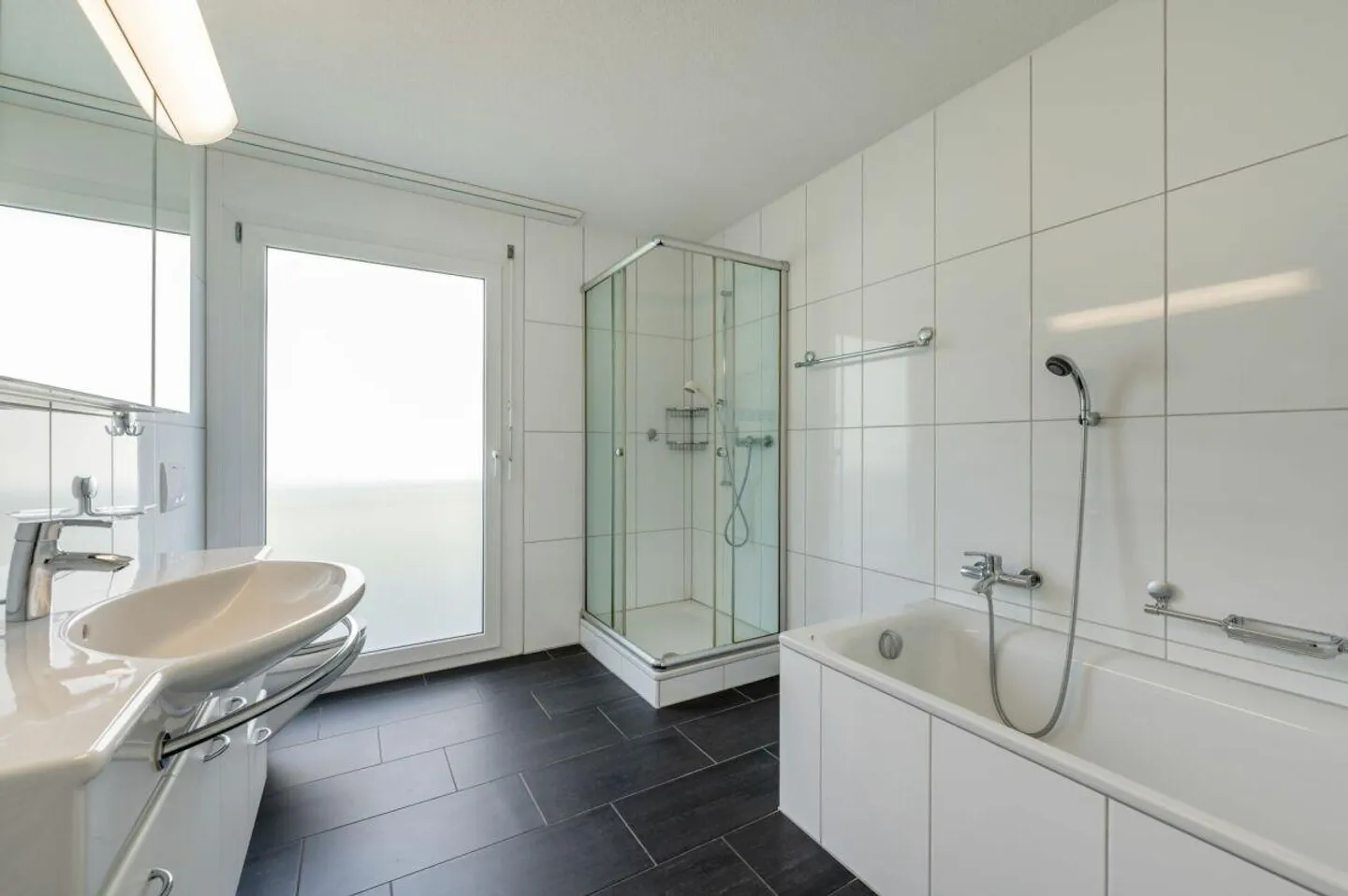 Spacious ground floor apartment with large garden in a quiet area - Photo 10 of 19