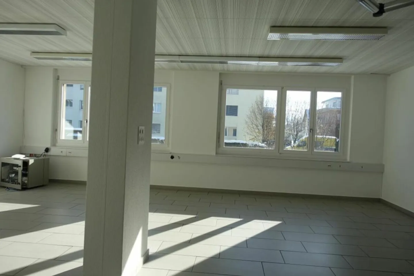 Geräumige Praxis- und Büroräumlichkeiten im Erdgeschoss und Untergeschoss - Foto 6 von 40