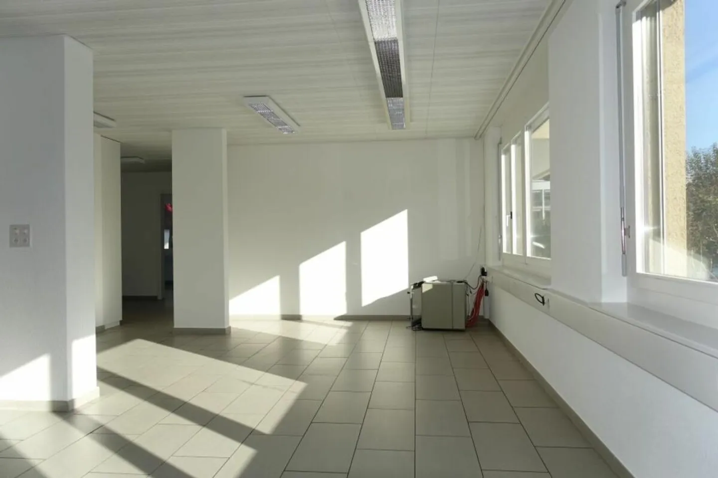 Geräumige Praxis- und Büroräumlichkeiten im Erdgeschoss und Untergeschoss - Foto 7 von 40